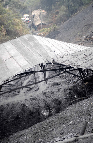 Coal mine fire leaves 12 dead in E China