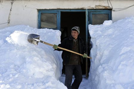1 dead, over 5,000 evacuated after snowstorm in Xinjiang