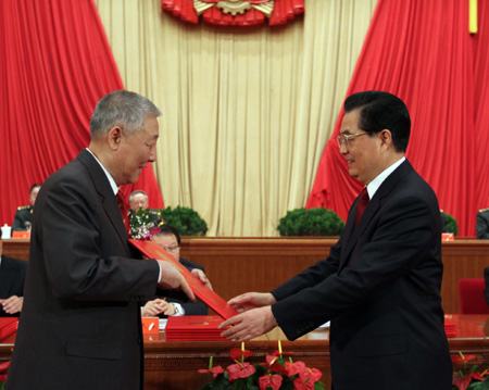 China awards two academicians top science honor