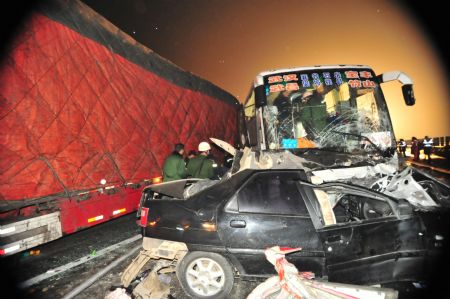 Highway pileup kills 7, injures 14 in C China