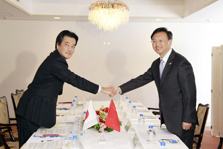 FMs of China, Japan meet on ties