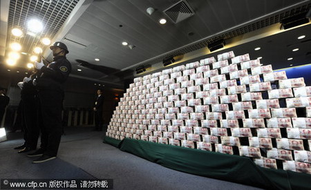 Philanthropists donate to the poor in Tibet, Xinjiang