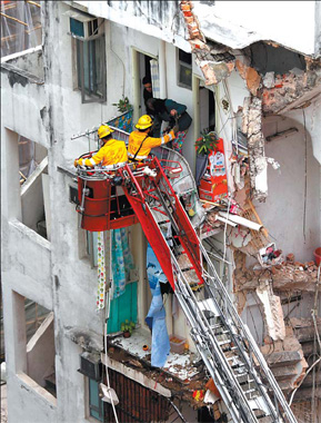 HK building collapse kills three; two missing