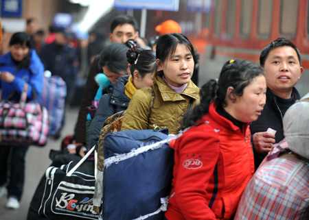 Migrant workers return home with new year hope