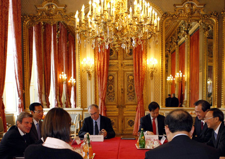 Chinese FM meets French counterpart on ties