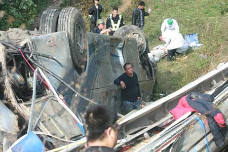 Bus wreck rescue work ends in south China