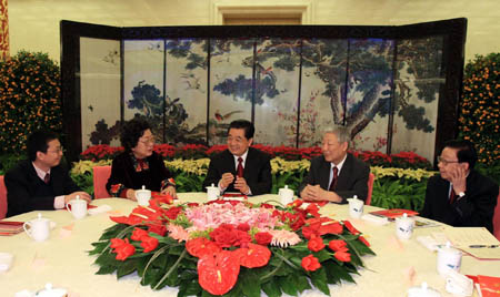 Top leaders attend Lantern Festival celebrations
