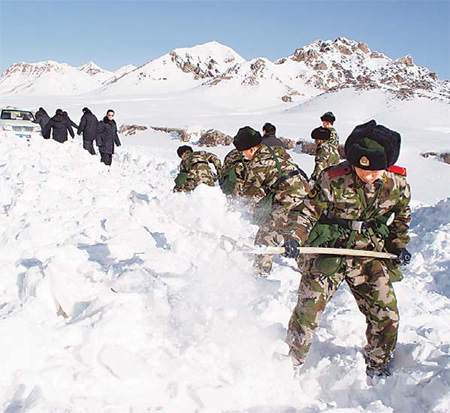 Heavy snowfall traps 260 herdsmen