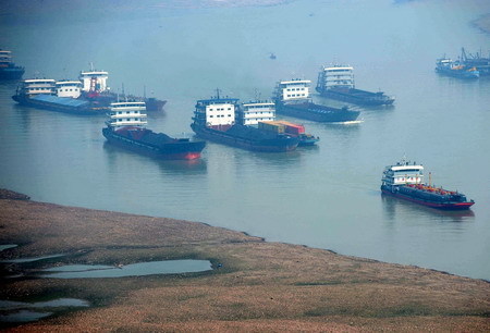 Dredging starts for falling Yangtze