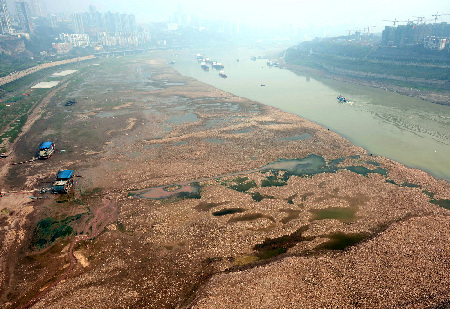 Dredging starts for falling Yangtze