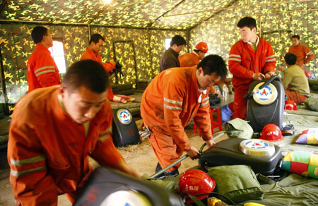 Divers enter flooded mine in north China