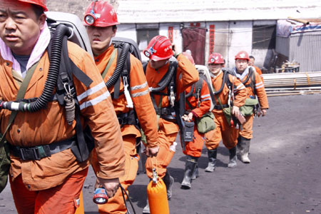 Divers enter flooded mine in north China