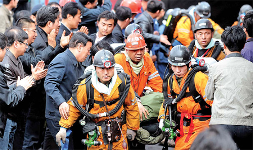 China rescuers race to save miners still trapped