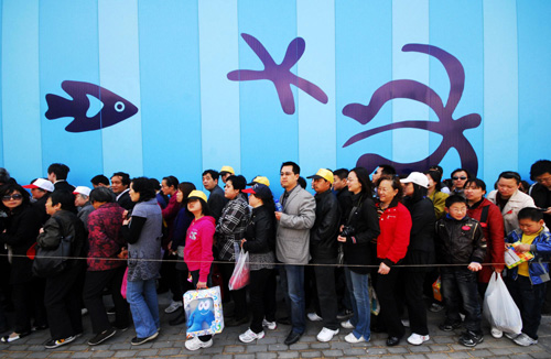 Chinese get used to queuing at World Expo