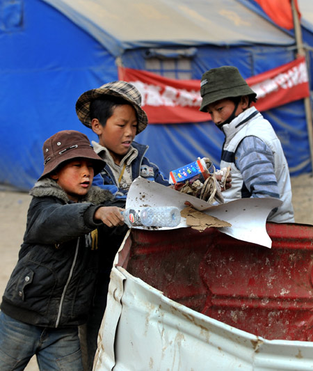 Yushu children help with recycling efforts