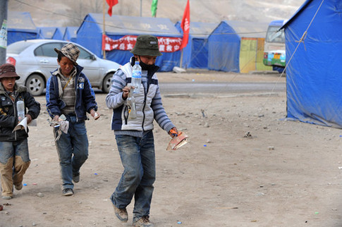 Yushu children help with recycling efforts