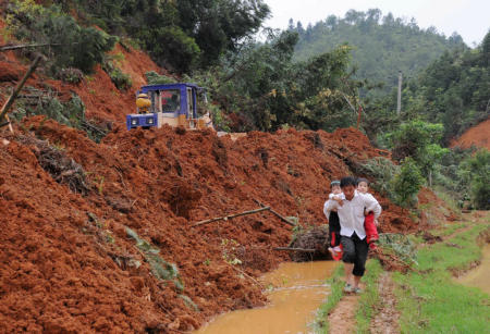 Heavy rains kill 70, losses mounting in S China