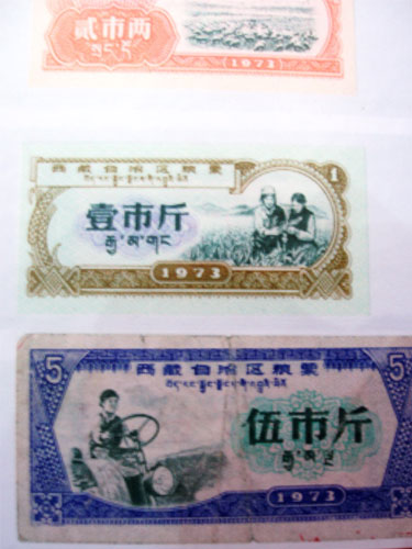 Picking up pieces of old memeries at coupon exhibition