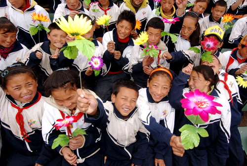 Children in NW China's quake zone look ahead
