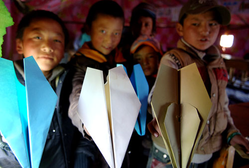 Children in NW China's quake zone look ahead