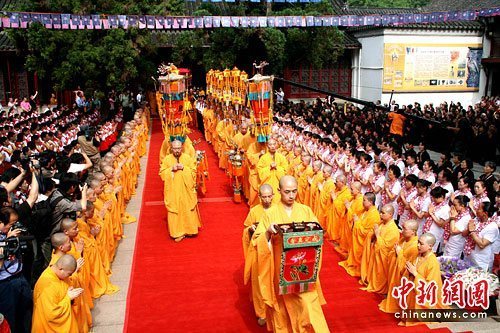 'Buddha remains' unveiled in East China temple