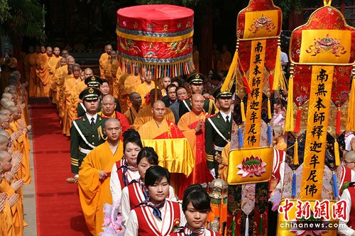 'Buddha remains' unveiled in East China temple