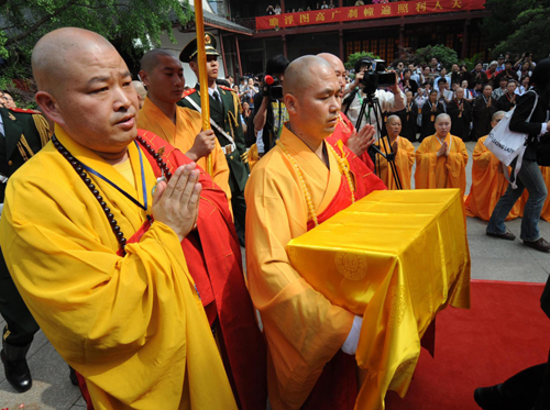 'Buddha remains' unveiled in E China temple