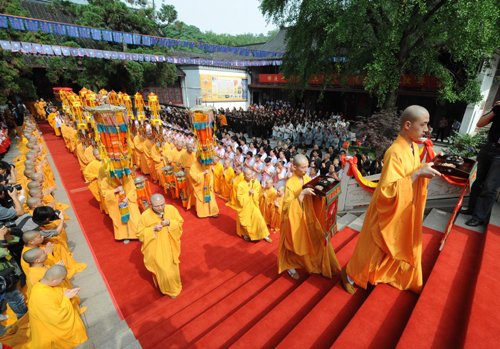'Buddha remains' unveiled in E China temple