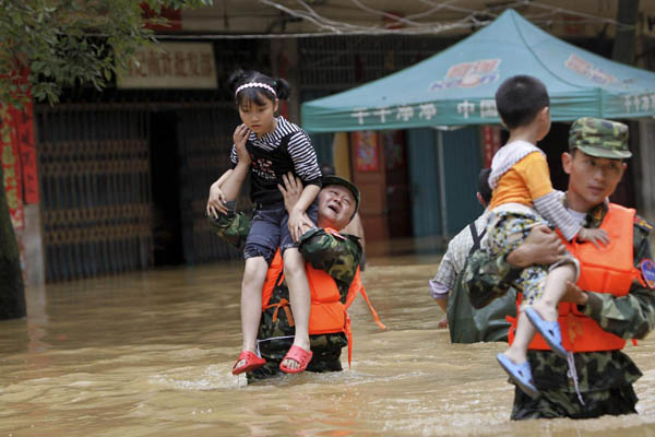 Flood-hit dyke in East China suffers new breach