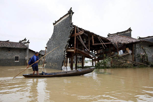 Flood-hit dyke in East China suffers new breach