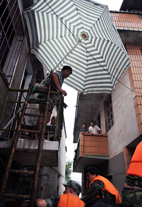 River crests in C China, 54,000 evacuated
