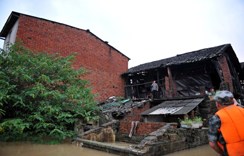 River crests in C China, 54,000 evacuated