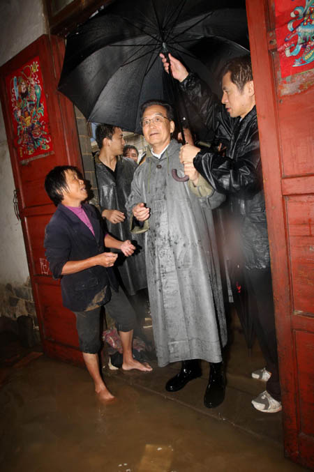 Chinese Premier visits flood-hit Jiangxi Province