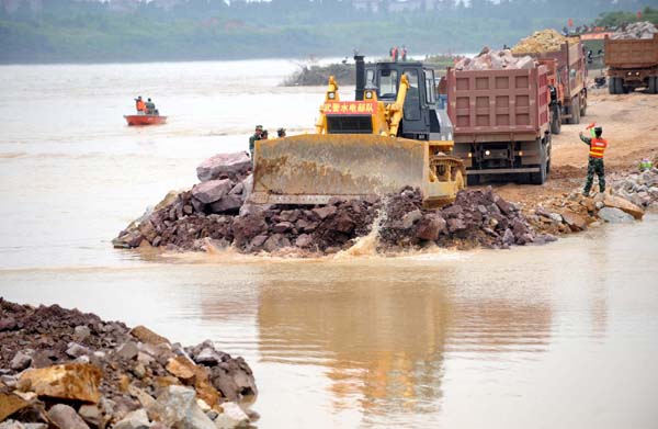 Breached dike in E China repaired