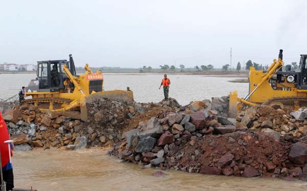 Breached dike in E China repaired