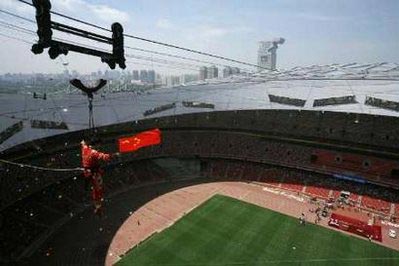 Adili Wuxor sets new tightrope-walking record