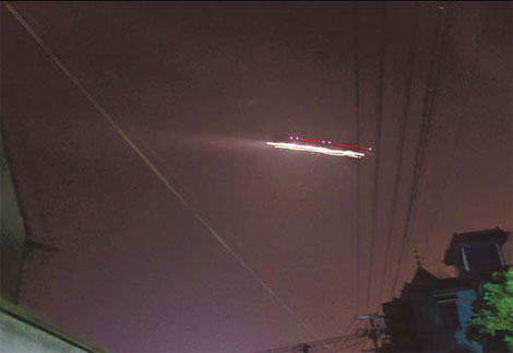 Неопознанный летающий объект виден на этой фотографии, сделанной жителем района Сяошань города Ханчжоу, столицы провинции Чжэцзян в Восточном Китае, в 21:00 в среду. 