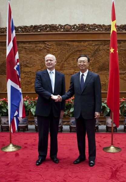 New British govt seeks stronger ties as FM visits China