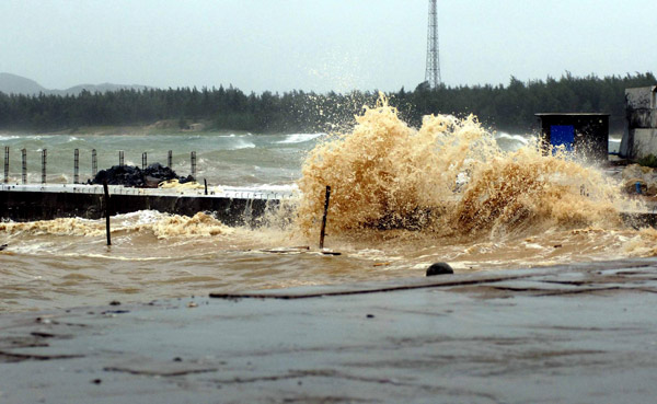 Typhoon Conson hits Hainan; 2 killed