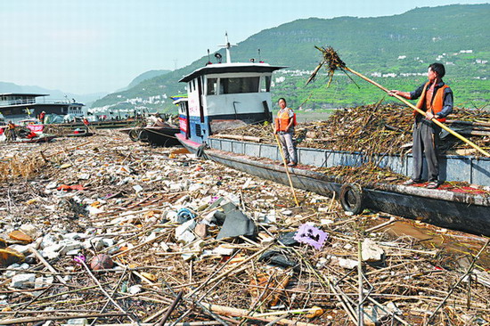 Floating trash threatens Three Gorges Dam