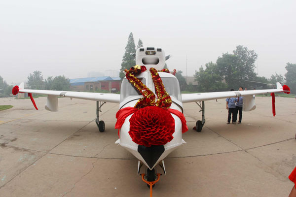 China's first amphibious plane starts test flight