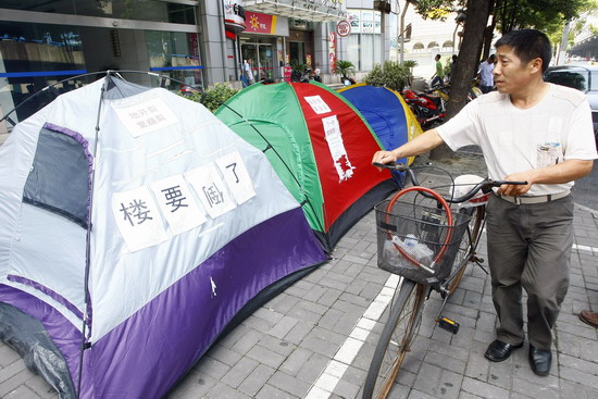 Fears of building collapse force residents into tents