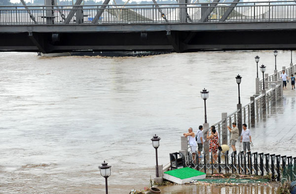 Floods hit NE China border city, 64,000 evacuated