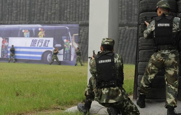 Armed police drill to save hostages in Sichuan