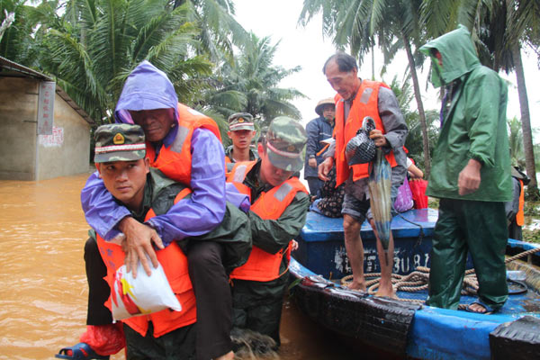 Thousands survive on emergency food run in Hainan