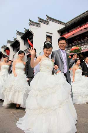 Tens of thousands of Chinese love birds tie knot on 'perfect day'