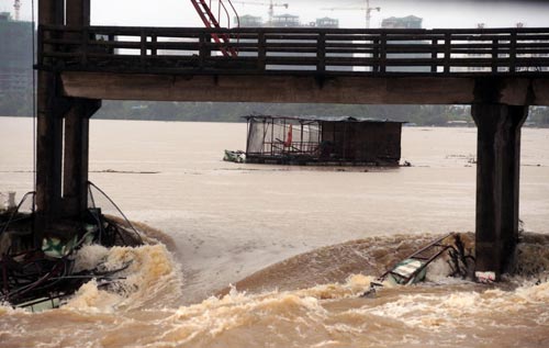 New storms hit flood-ravaged Hainan, 500 dams threatened