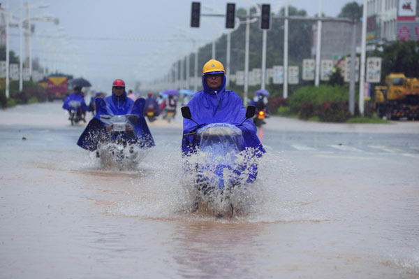 Over 100,000 evacuated as floods batter S China