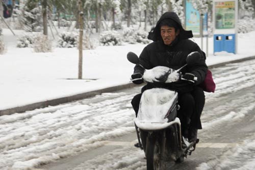 Snowstorm paralyses transport in N China city