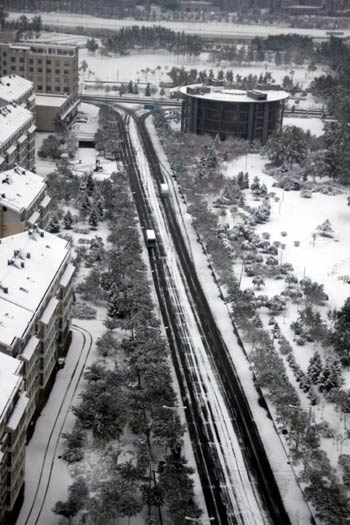 Snowstorm paralyses transport in N China city